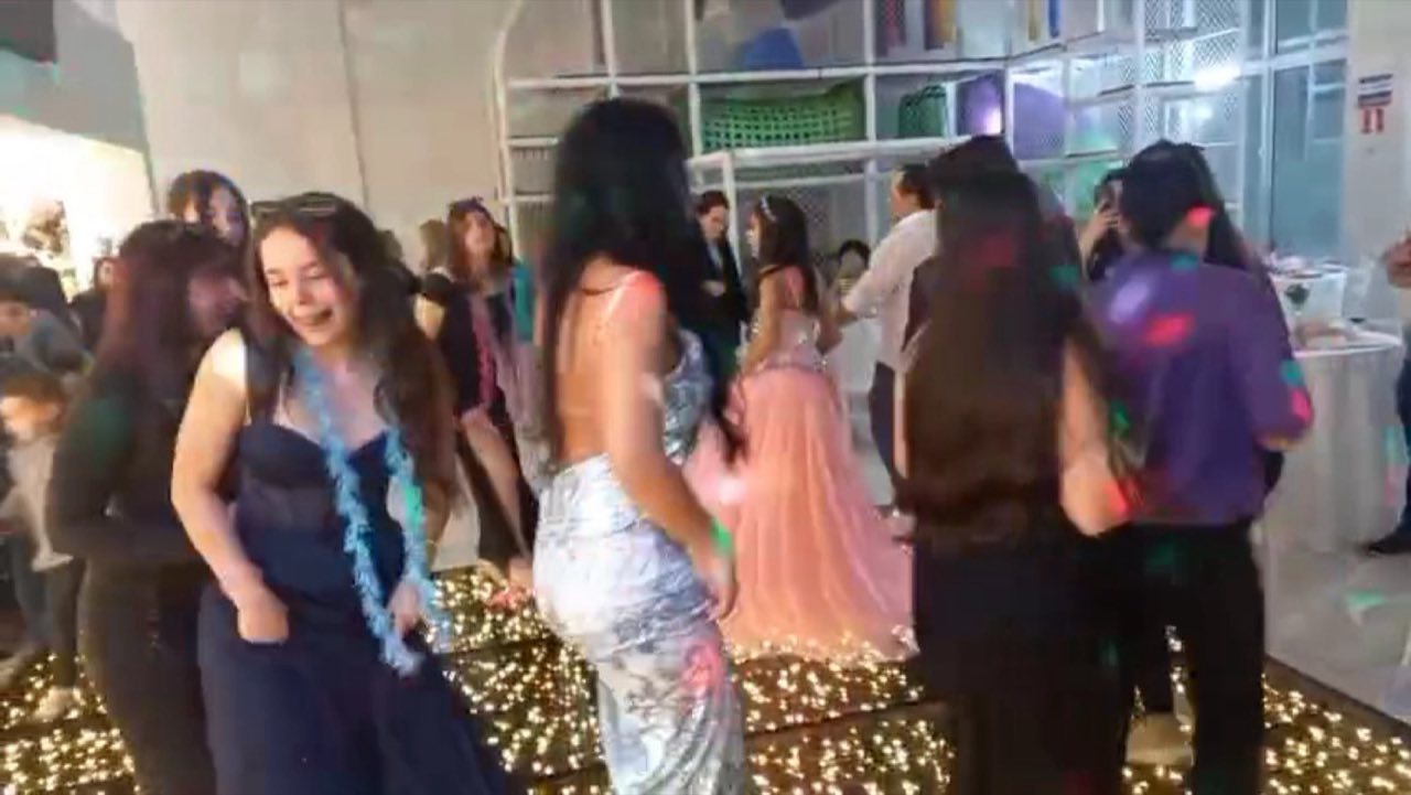 Convidadas dançando sobre pista de LED iluminada em festa